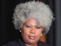 Femme noir avec les cheveux gris