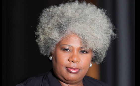 Femme noir avec les cheveux gris